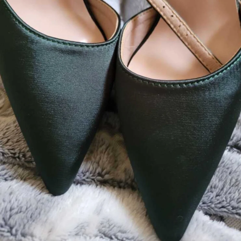 Rouge! Green Heels with Gold Floral Accent - Picture 11 of 16